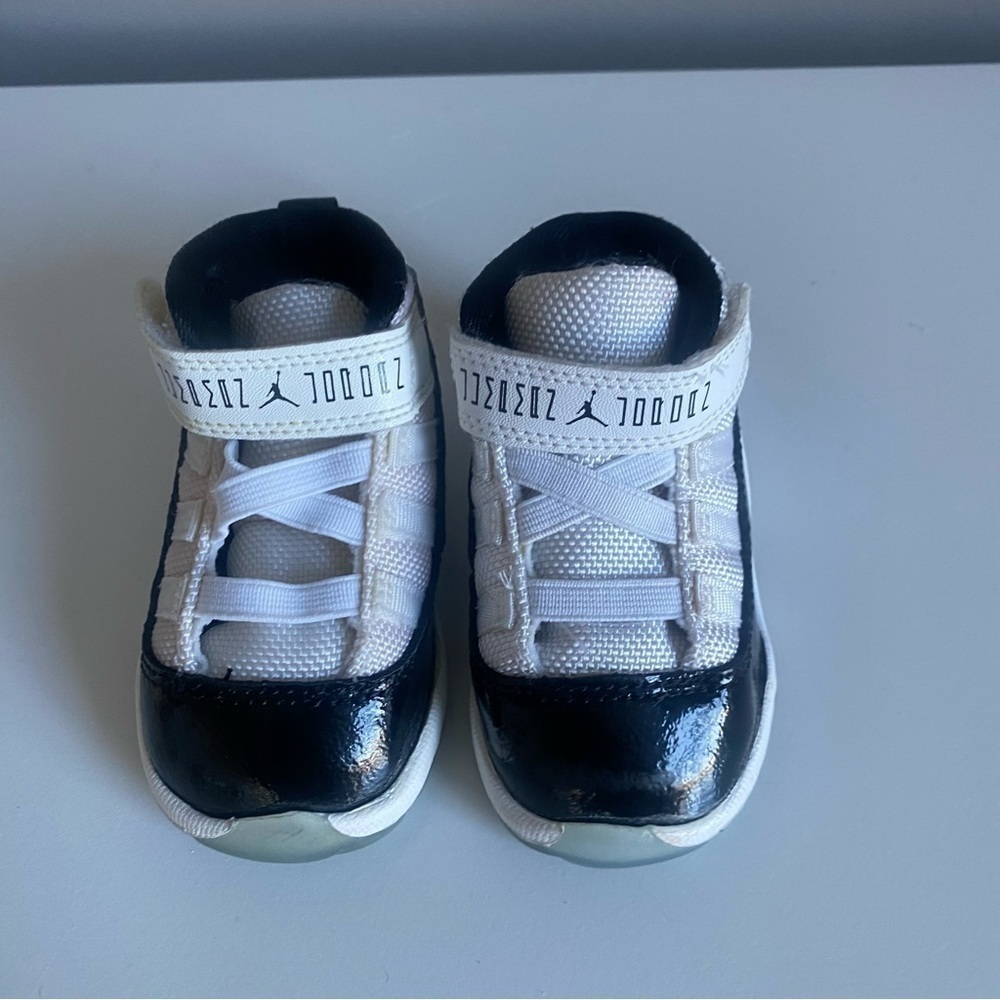 Jordan 11 Retro 'Concord' Black and White Shoes